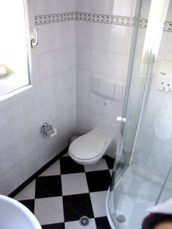 kleiner WC Bereich Verfliesung von Boden und Wand